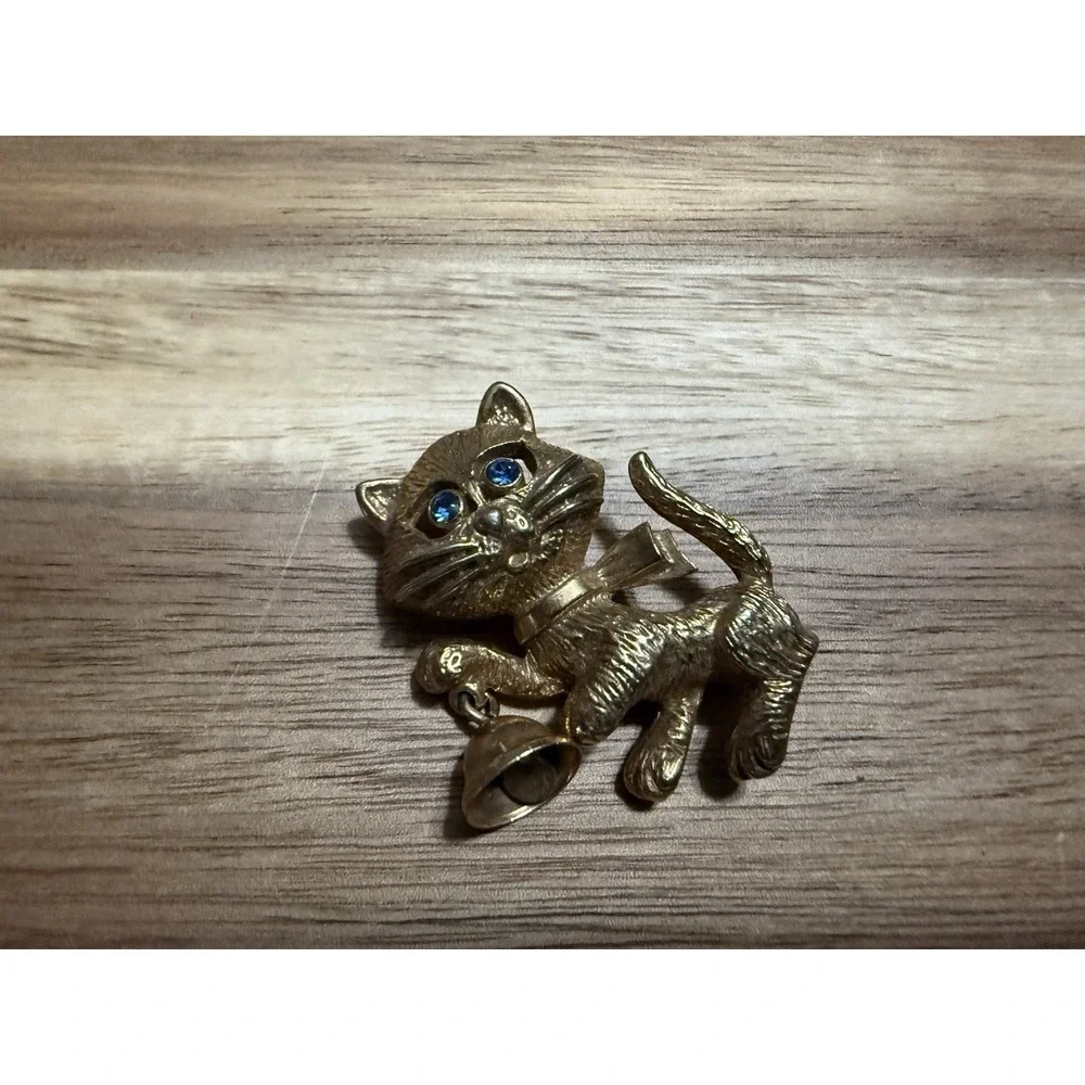 AVON VTG GOLD METAL CAT PIN WITH BELL & BLUE EYES JEWELRY ACCESSORIES